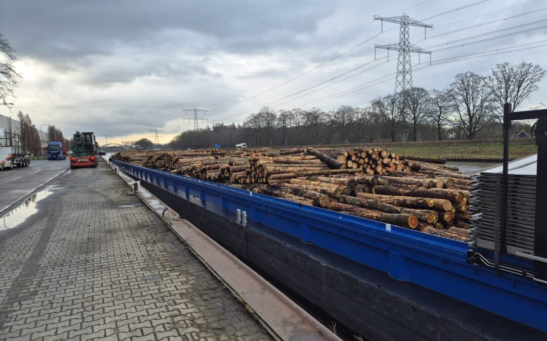 Eerste levering rondhout per schip
